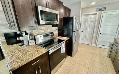 Photo 5 - 3 bedroom-2bath-Free Golf Cart-Steps from the beach