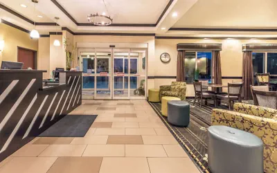 Photo 3 - Days Inn & Suites by Wyndham Mineral Wells