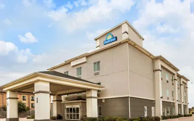 Photo 2 - Days Inn & Suites by Wyndham Mineral Wells