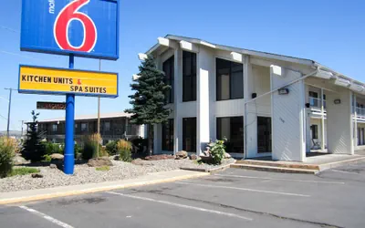Photo 2 - Motel 6 Madras, OR