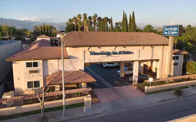 Photo 2 - Travelodge Inn & Suites by Wyndham West Covina