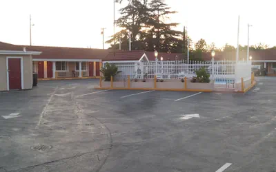Photo 2 - Holiday Motel Oakdale