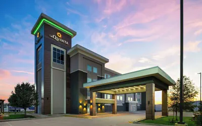 Photo 2 - La Quinta Inn & Suites by Wyndham Denton - University Drive