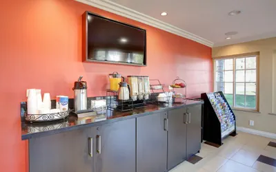 Photo 4 - Ontario Inn & Suites