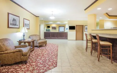 Photo 3 - Days Inn by Wyndham Ellis
