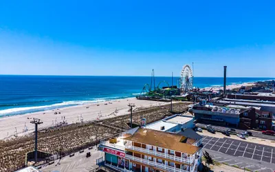Photo 2 - Boardwalk Hotel Charlee & Beach House Rentals