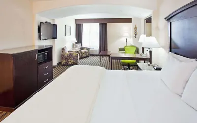 Photo 4 - La Quinta Inn & Suites by Wyndham Fowler