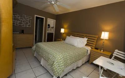 Photo 3 - Granada Inn