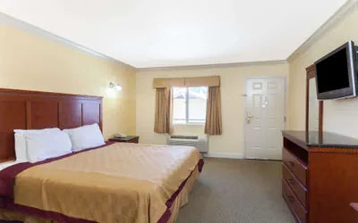 Photo 4 - Travelodge by Wyndham Brea