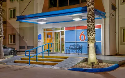 Photo 2 - Motel 6 Eagle Pass, TX - Lakeside