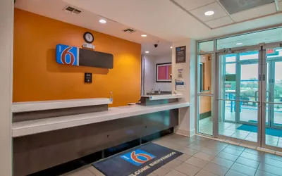 Photo 3 - Motel 6 Eagle Pass, TX - Lakeside