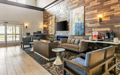 Photo 4 - La Quinta Inn & Suites by Wyndham Houston Energy Corridor