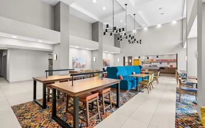 Photo 3 - Hampton Inn & Suites Peru
