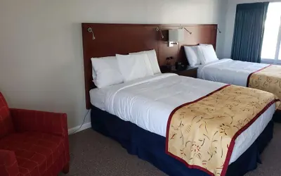 Photo 5 - Days Inn & Suites by Wyndham St. Ignace Lakefront