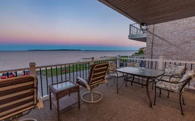 Photo 2 - Days Inn & Suites by Wyndham St. Ignace Lakefront