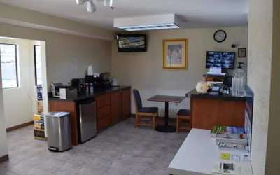 Photo 4 - Royal Inn Douglasville