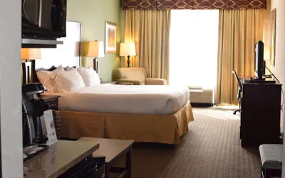 Photo 2 - Holiday Inn Express Hotel & Suites Pratt by IHG