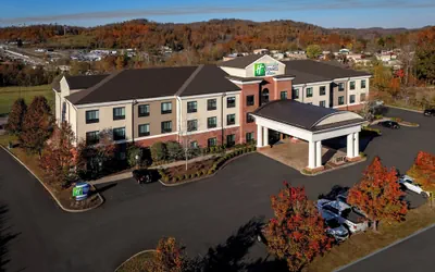 Holiday Inn Express and Suites Fairmont by IHG