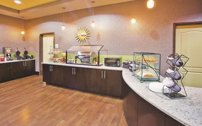 Photo 2 - La Quinta Inn & Suites by Wyndham Hinesville - Fort Stewart