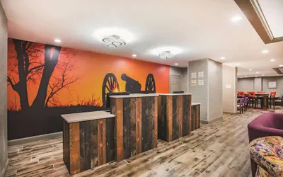 Photo 3 - La Quinta Inn & Suites by Wyndham Chambersburg