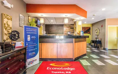 Photo 3 - Econo Lodge Topeka at Wanamaker