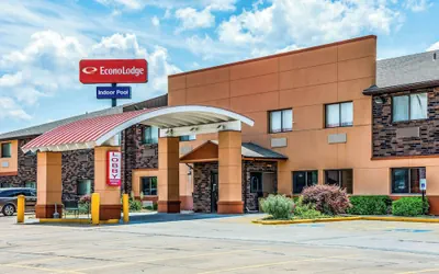 Photo 2 - Econo Lodge Topeka at Wanamaker
