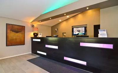 Photo 2 - Lexington Inn & Suites NW Chicago Elgin