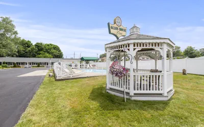 Photo 2 - Glass House Inn Erie Near I-90 & I-79