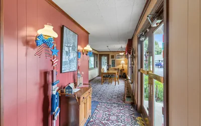 Photo 5 - Glass House Inn Erie Near I-90 & I-79
