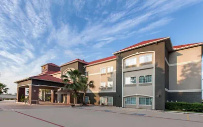 Photo 2 - La Quinta Inn & Suites by Wyndham Houston New Caney