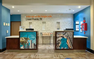 Photo 2 - La Quinta Inn & Suites by Wyndham Dallas Grand Prairie South