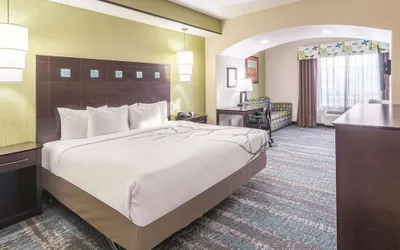 Photo 5 - La Quinta Inn & Suites by Wyndham Dallas Grand Prairie South