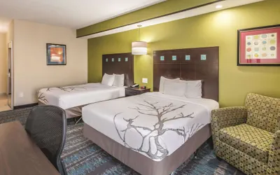 Photo 4 - La Quinta Inn & Suites by Wyndham Dallas Grand Prairie South