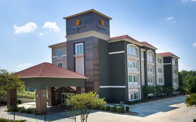 Photo 2 - La Quinta Inn & Suites by Wyndham Tupelo
