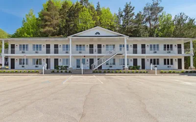 Photo 2 - Bay Inn of Petoskey