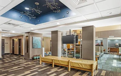 Photo 4 - Best Western Plus Chain of Lakes Inn & Suites