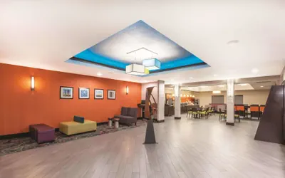 Photo 5 - La Quinta Inn & Suites by Wyndham Houston Bush Intl Airpt E