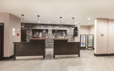 Photo 4 - La Quinta Inn & Suites by Wyndham Houston Bush Intl Airpt E