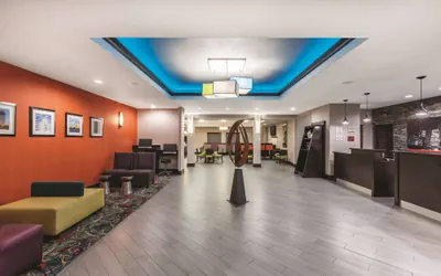 Photo 3 - La Quinta Inn & Suites by Wyndham Houston Bush Intl Airpt E