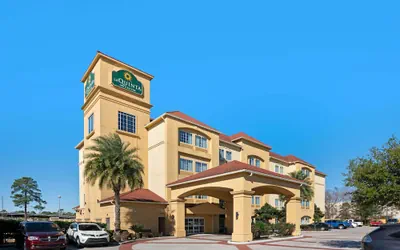 Photo 2 - La Quinta Inn & Suites by Wyndham Houston Bush Intl Airpt E