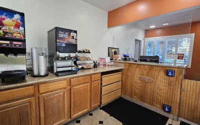 Photo 3 - Presidio Parkway Inn