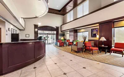 Photo 5 - Comfort Suites Palestine