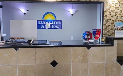 Photo 4 - Days Inn & Suites by Wyndham Tampa/Fairground/Casino Area