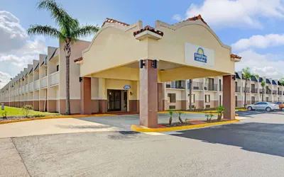 Photo 2 - Days Inn & Suites by Wyndham Tampa/Fairground/Casino Area