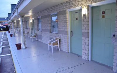 Photo 3 - Economy Inn - Akron