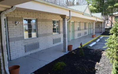 Photo 2 - Economy Inn - Akron