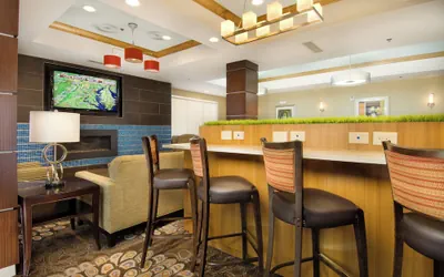 Photo 2 - Holiday Inn Express & Suites Alexandria - Fort Belvoir by IHG