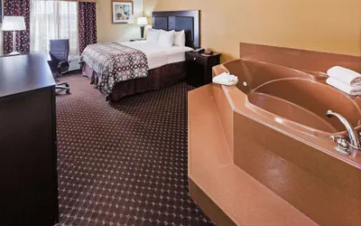 Photo 5 - La Quinta Inn & Suites by Wyndham Alvin