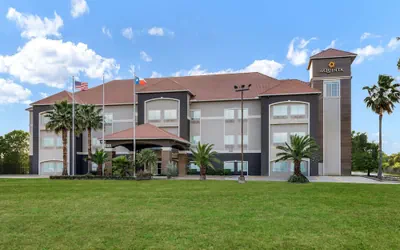 Photo 2 - La Quinta Inn & Suites by Wyndham Alvin