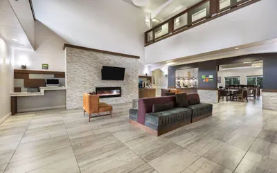 Photo 4 - La Quinta Inn & Suites by Wyndham Alvin